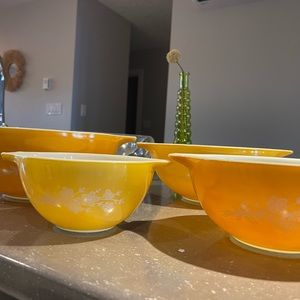 Vintage gold Pyrex mixing bowls set of 4, fantastic condition